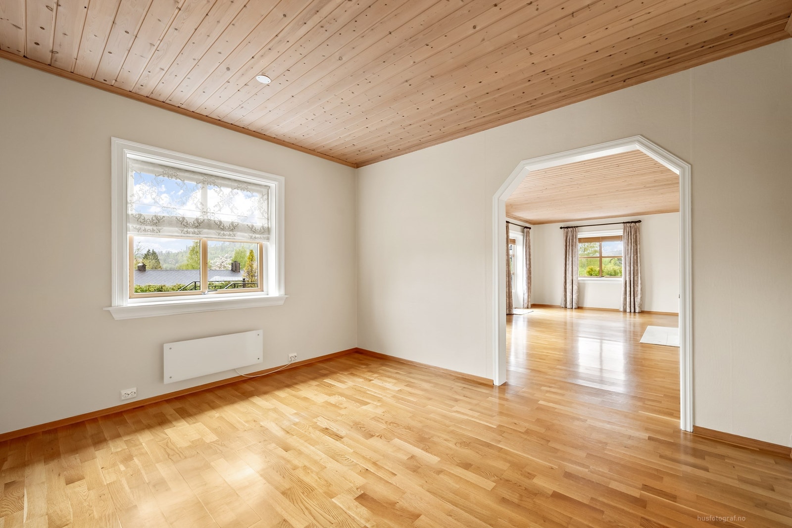 Spisestuen har god muligheter for en romslig spiseplass, delåpen løsning mot stue og kjøkken. Galleribilde