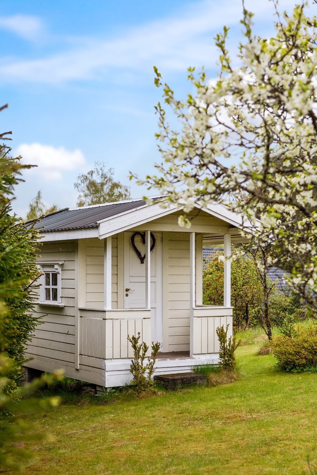 Eget lekehus i hagen gir en fin sone for de minste (ikke byggemeldt). Galleribilde