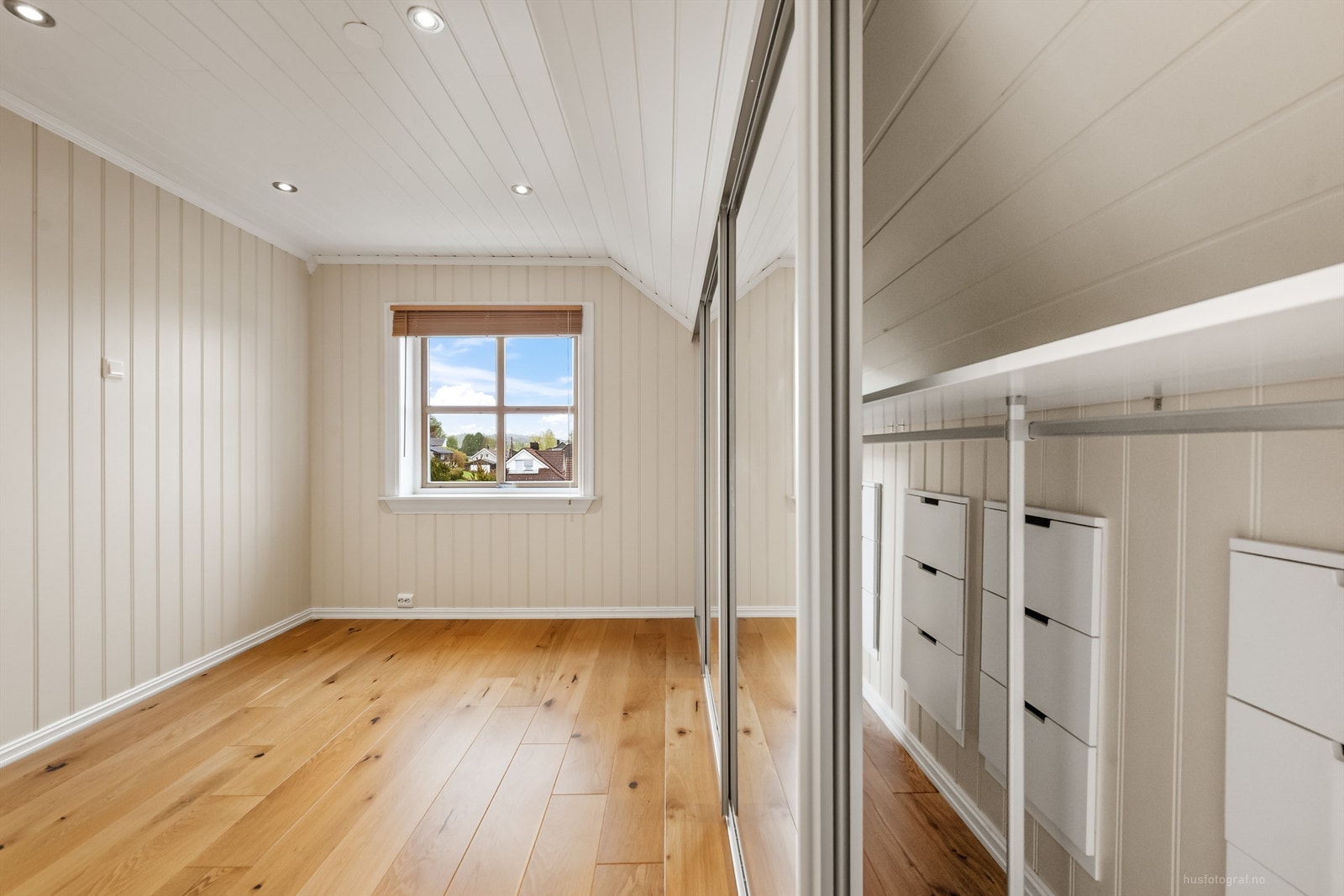 Soverommet har panel i taket og parkett på gulvet, noe som gir en lys og trivelig atmosfære. Galleribilde