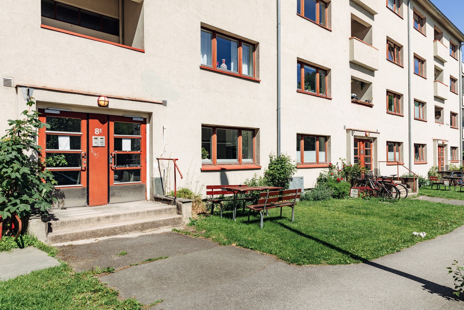 Boligen ligger i byggets første etasje med adkomst via felles trappeoppgang. Galleribilde