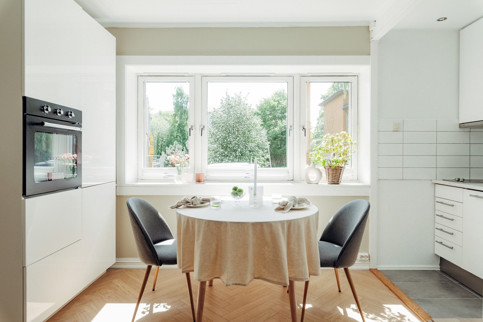 Stuen har en gjennomtenkt planløsning med naturlig plass til spisebordet ved kjøkkenet uten at det går på bekostning av stuedelen. Galleribilde