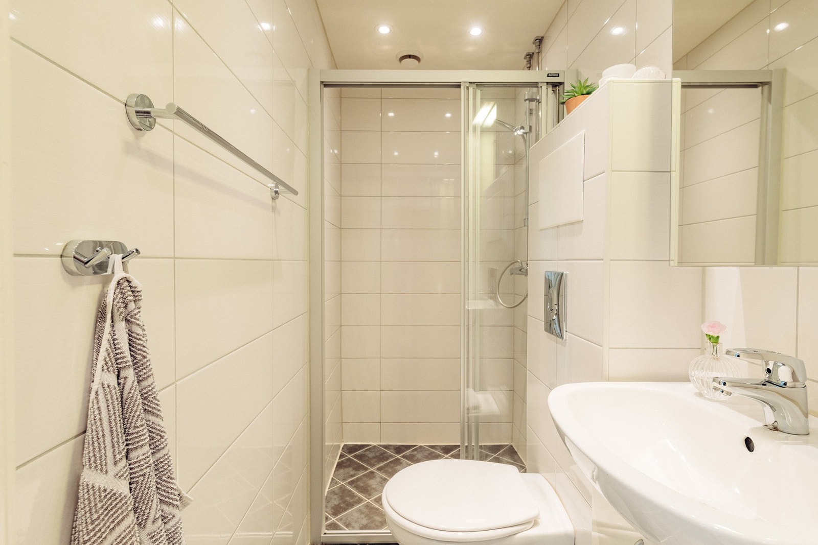 Badet ble renovert i regi av borettslaget i 2013 og har et tidløst uttrykk. Galleribilde