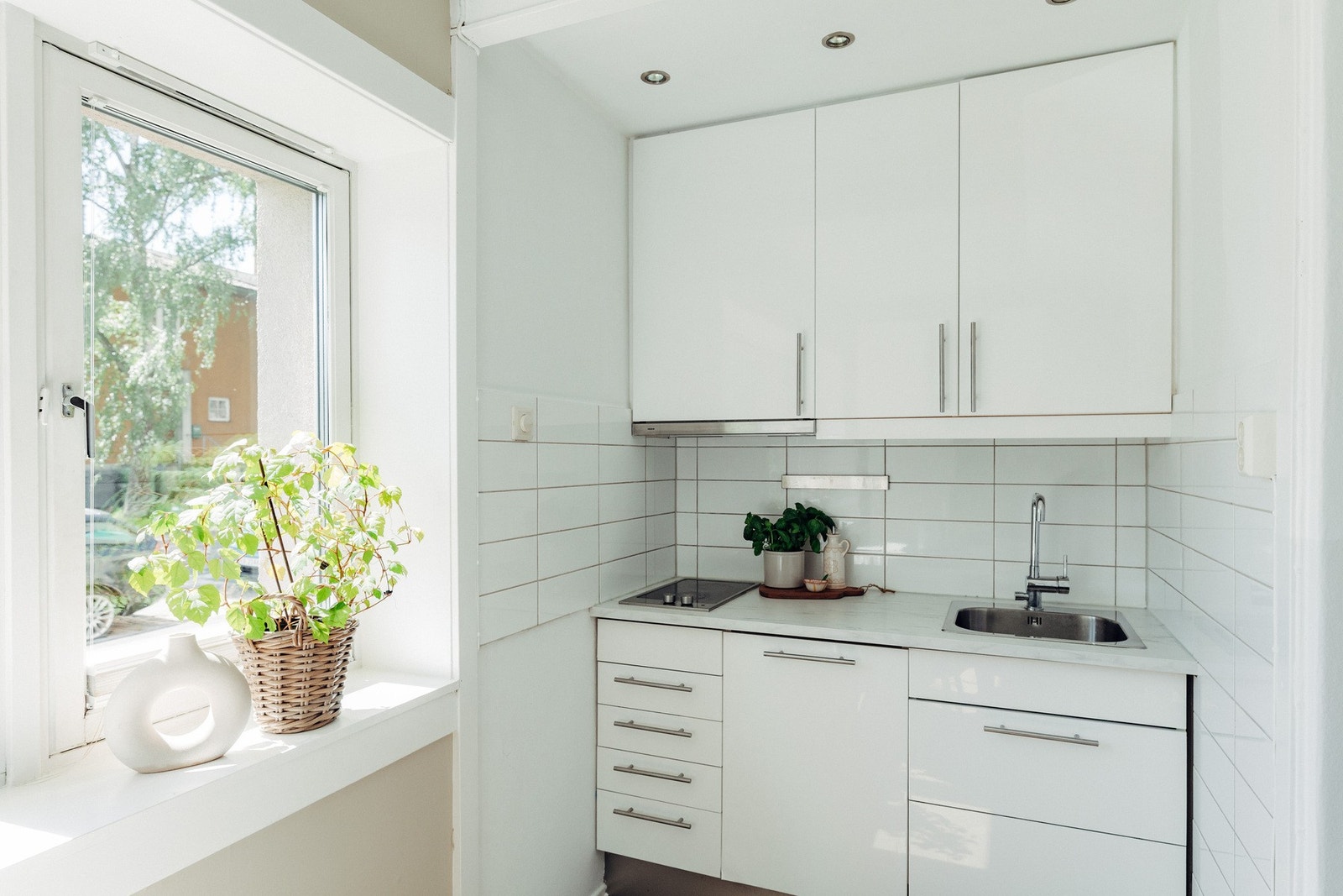 Kjøkkenet har en moderne og tidløs innredning med glatte fronter fra IKEA, og fremstår som både praktisk og arealeffektivt. Galleribilde