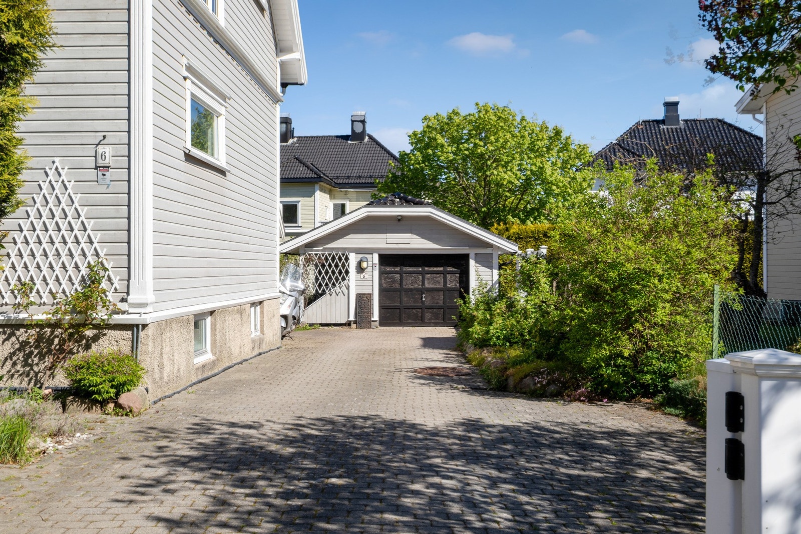 Gårdsplass med belegningsstein og garasje Galleribilde