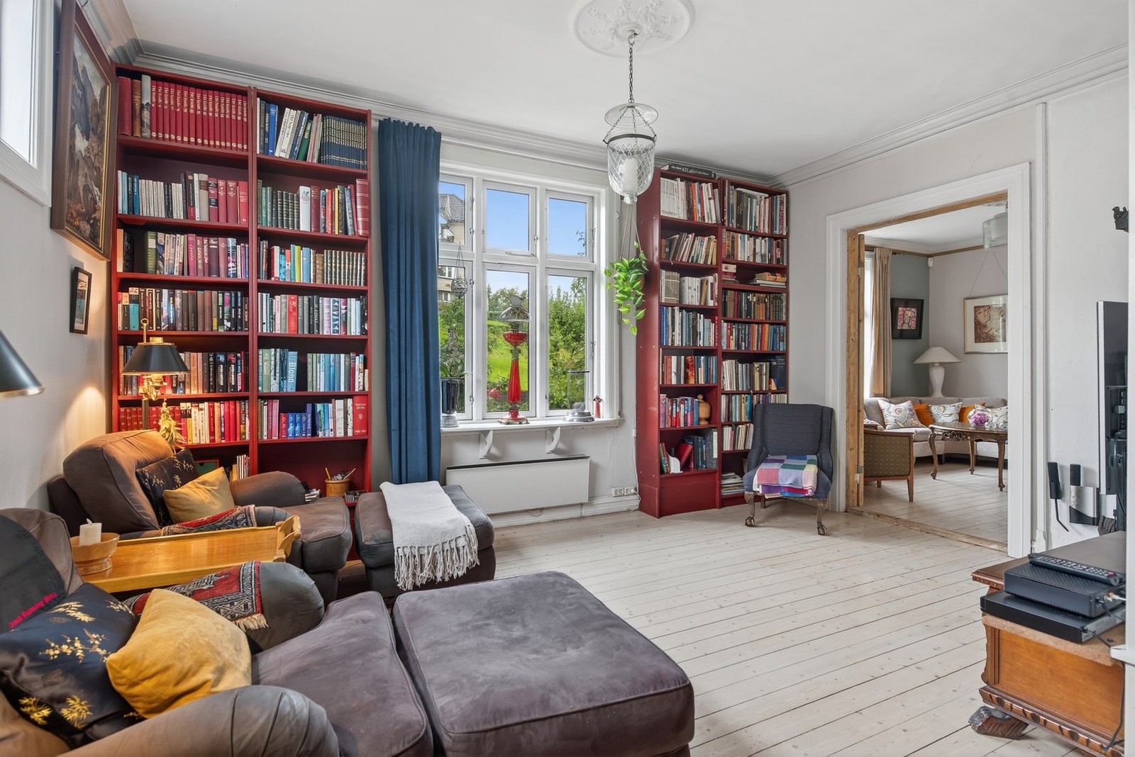 Tv-stuen har god plass til sofagruppe og ligger åpent mot trapperommet. Galleribilde
