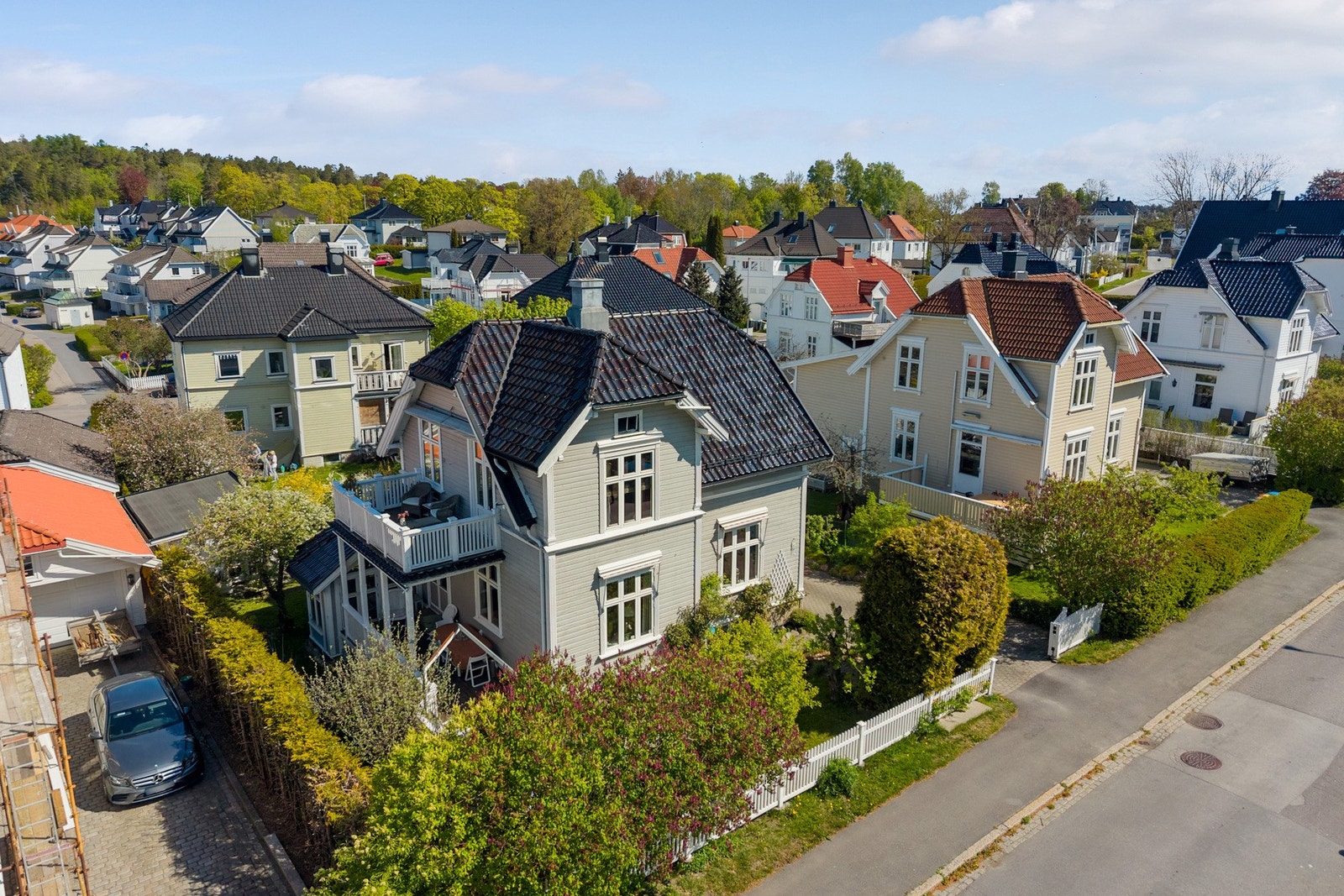 Eneboligen fra 1914 ligger i et veletablert og sentrumsnært nabolag, på en tomt med sol fra morgen til kveld. Galleribilde