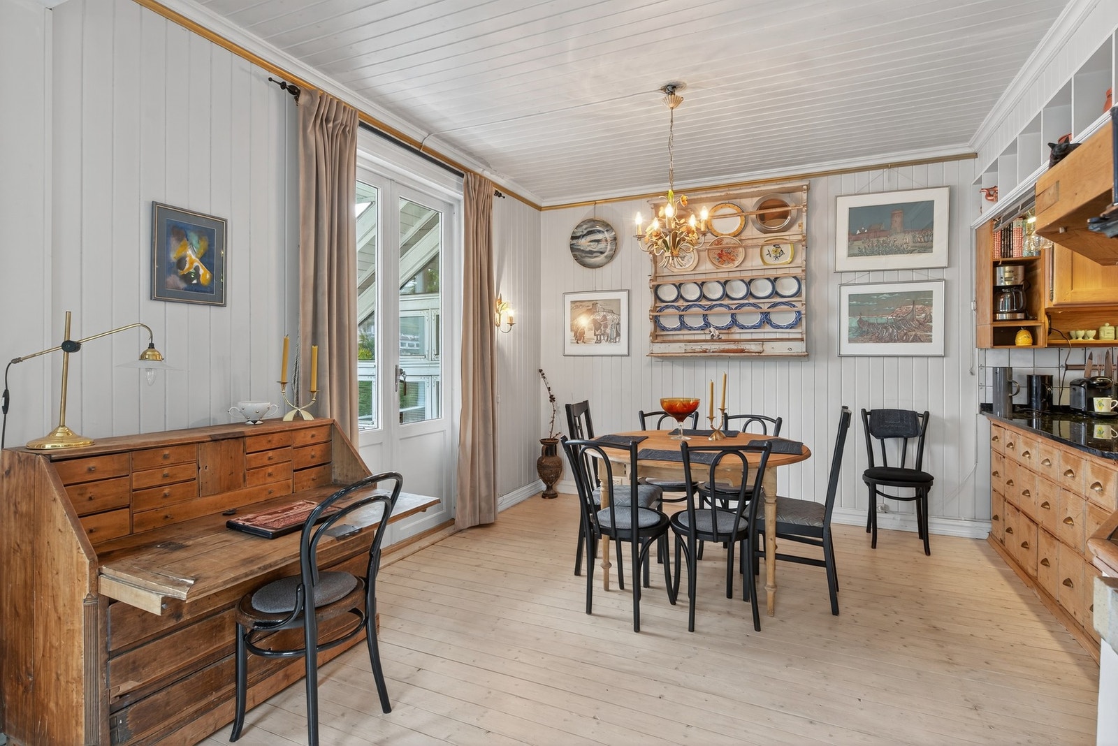 God plass til bl.a. spisebord og utgang til solrik terrasse Galleribilde