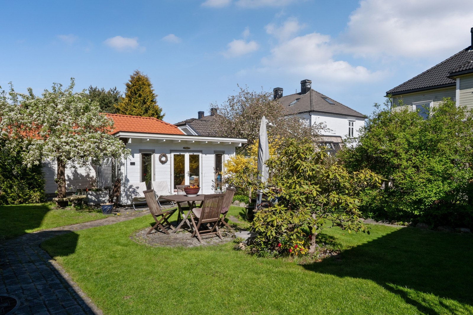 På tomten er det bygd en garasje, samt et anneks fra 2019 på ca. 14 kvm, benyttet som sommerstue. Det er innlagt strøm i både garasjen og annekset. Galleribilde