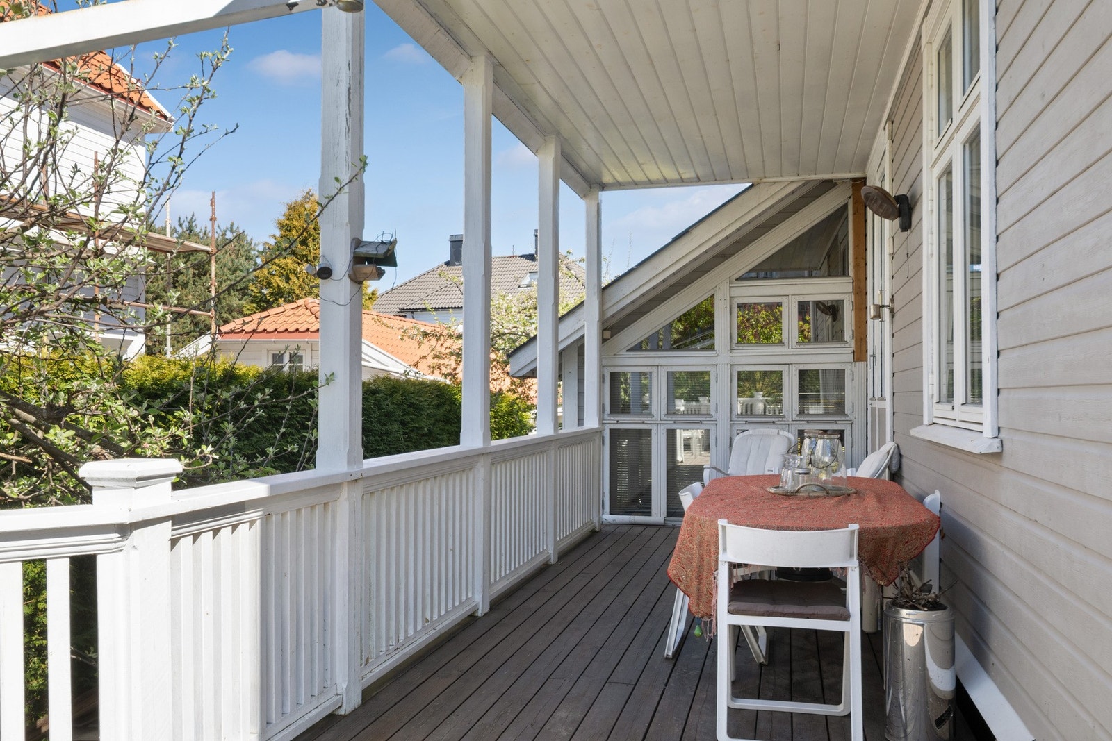 Lun usjenert terrasse med overbygg Galleribilde