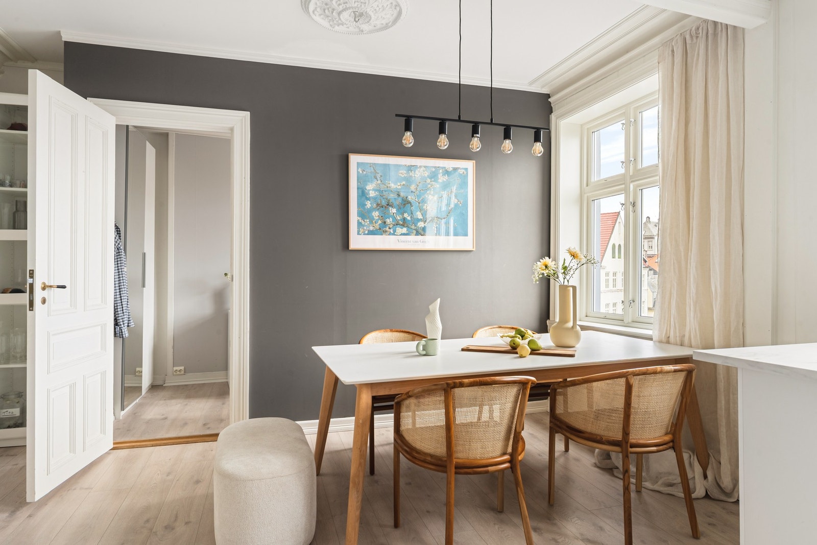 Her har du god plass til spisebord hvor du kan nyte gode måltider med venner eller familie. Galleribilde