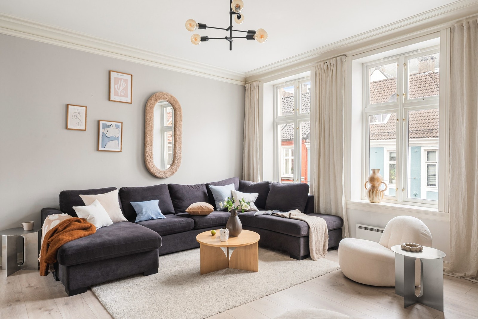 Legg merke til de store vindusflatene som slipper inn nydelig naturlig lys. Galleribilde