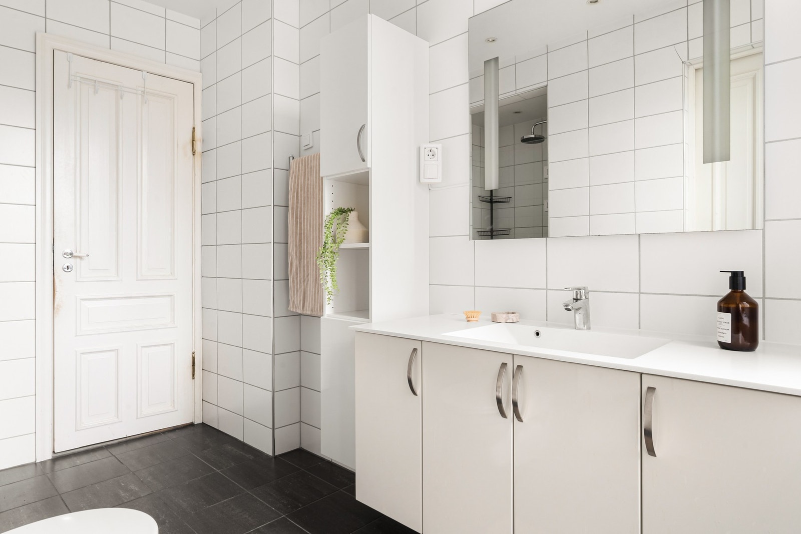 Badet har varmekabler i gulvet for ekstra komfort i hverdagen. Galleribilde