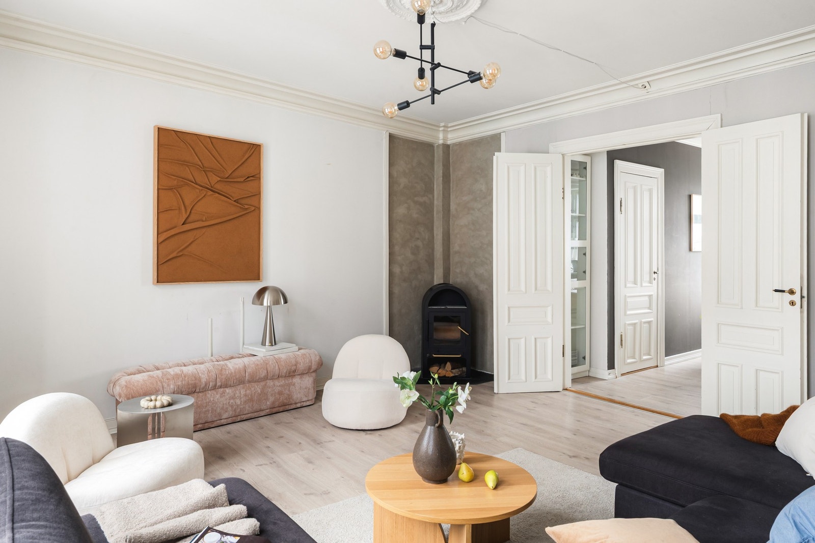Leiligheten har en gjennomgående god standard og romslige oppholdsrom som gjør det enkelt å møblere etter eget ønske. Galleribilde