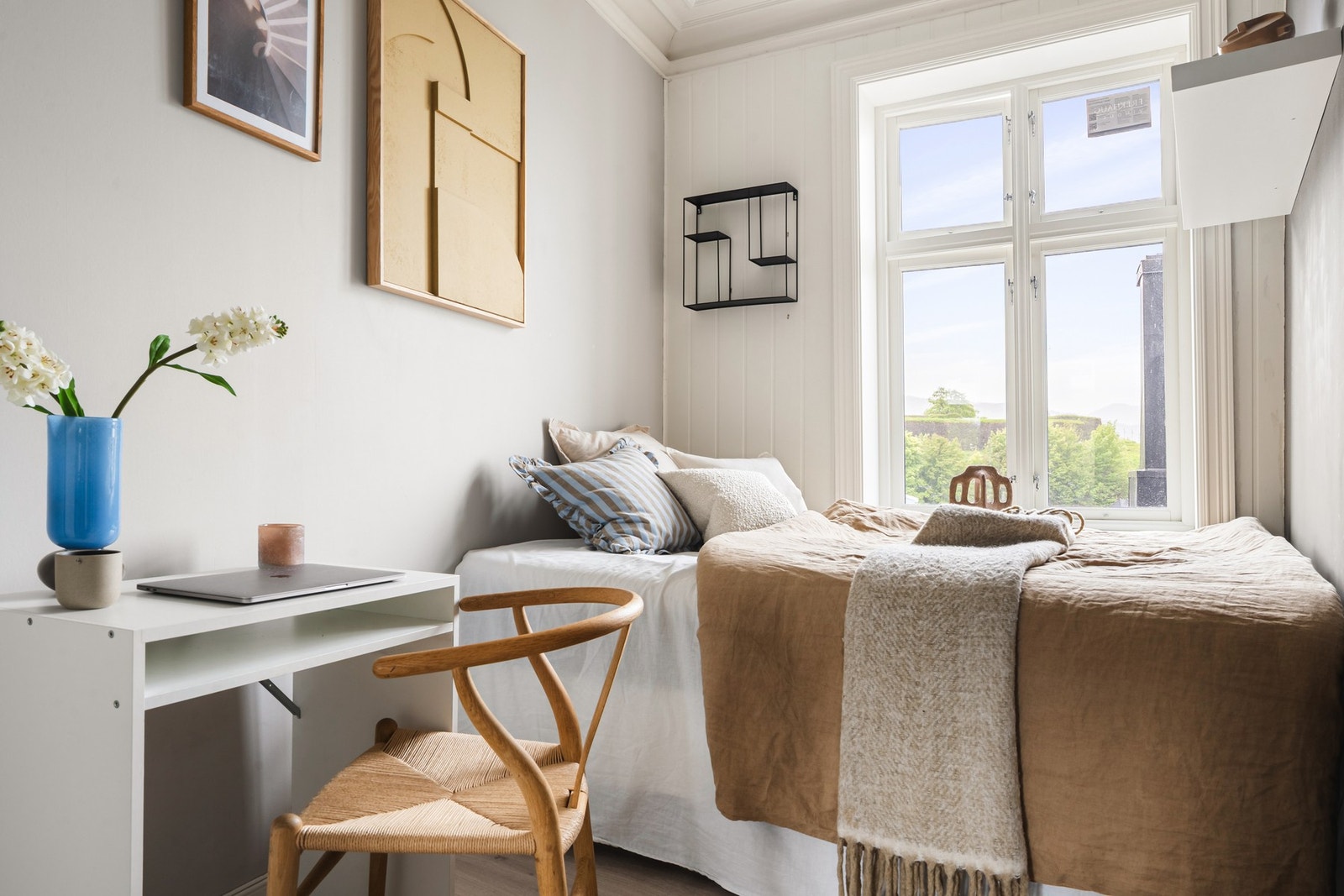 De tre rommene gjør leiligheten perfekt for både familier, par eller deg som ønsker ekstra plass til hjemmekontor eller gjesterom. Galleribilde