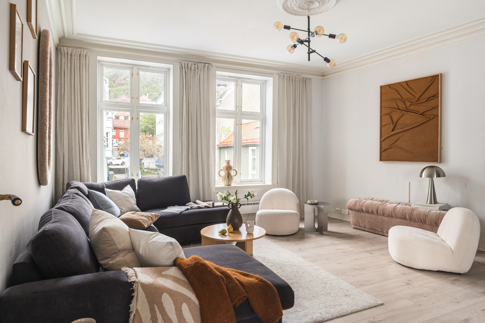 Stuen er lys og luftig med delikate farger og 1-stavs laminat gulv. Galleribilde