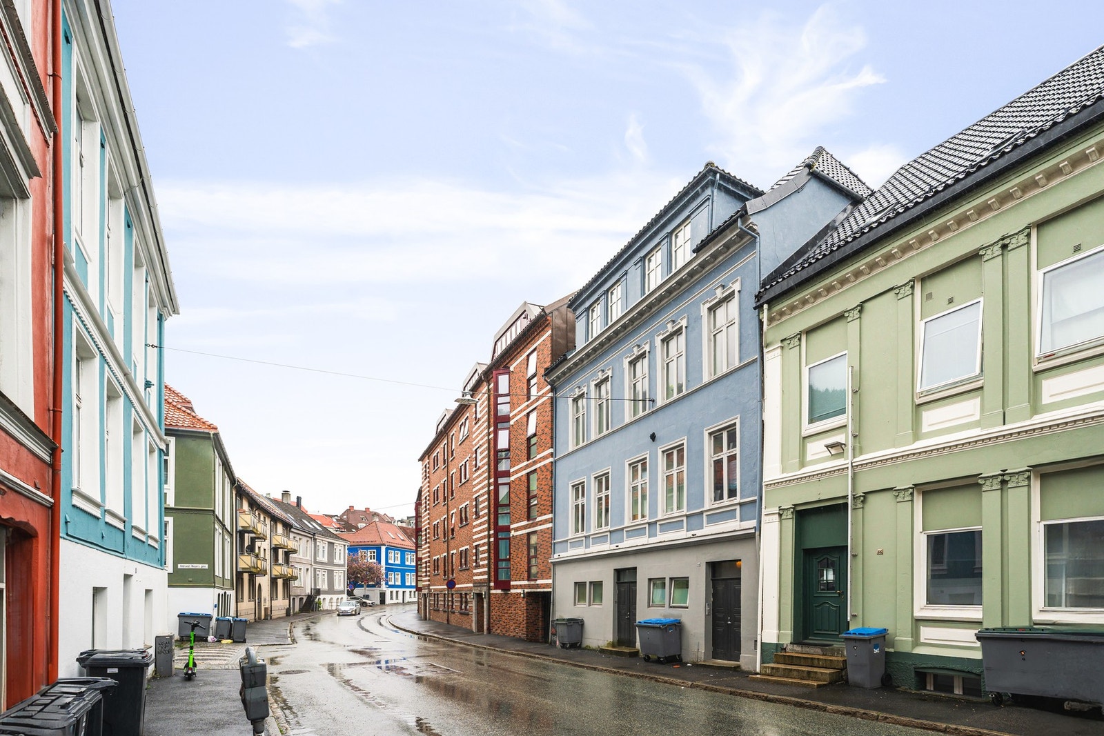 Leiligheten ligger attraktivt til i populære Sandviken, med kort vei til Bergen sentrum, flotte turområder og et bredt servicetilbud. Galleribilde