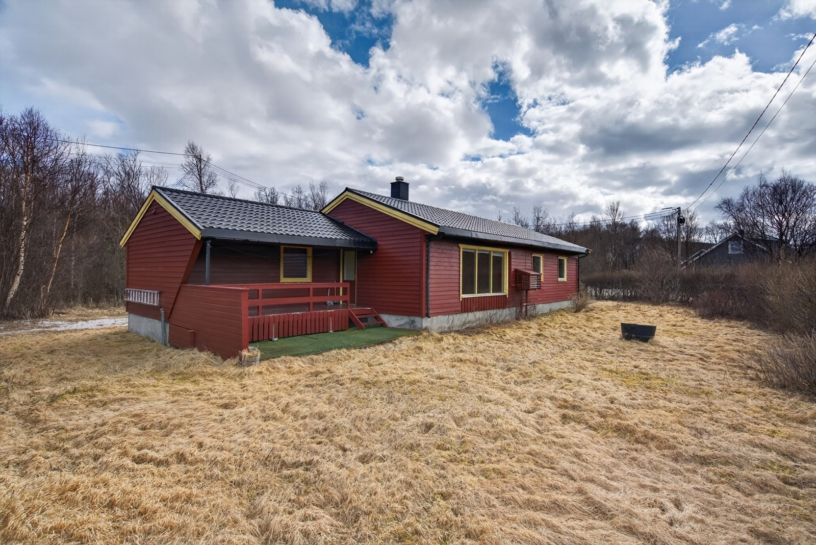 Flat og delvis opparbeidet tomt. Overbygd veranda med utgang til bakkeplan. Galleribilde