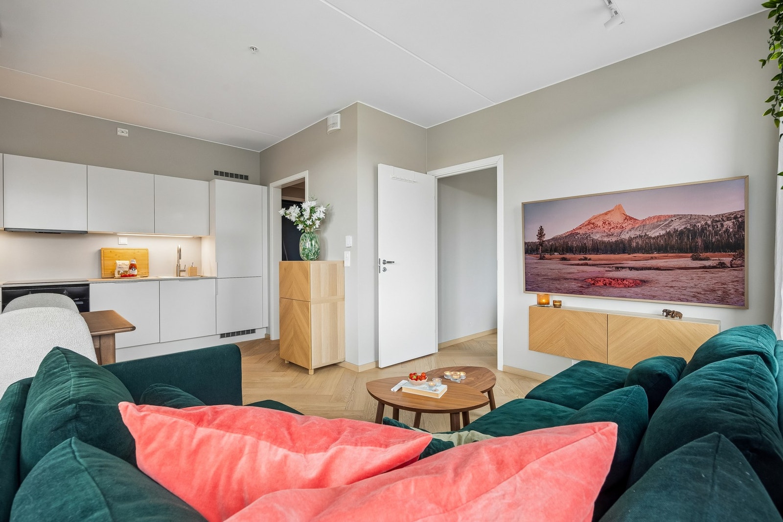 Det er god plass til sofa med tilhørende møblement. Galleribilde