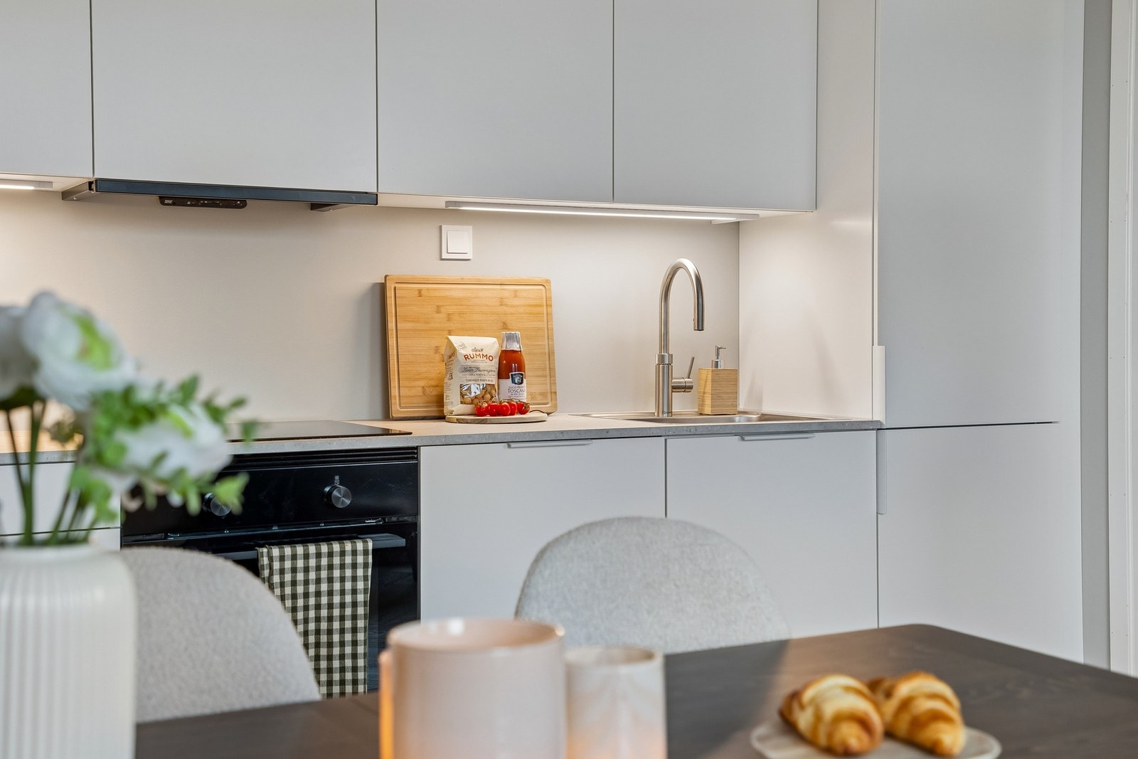 Det stilrene kjøkkenet er utstyrt med Quooker og integrerte hvitevarer. Galleribilde