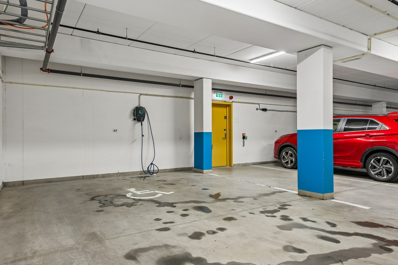 Leiligheten disponerer parkeringsplass i parkeringskjeller. Galleribilde