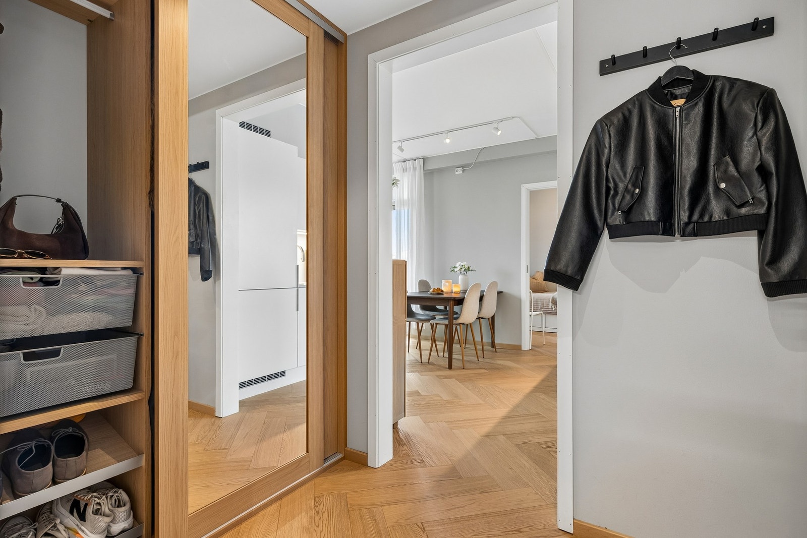 Lys og fin entré med god plass til oppbevaring og møblement. Galleribilde