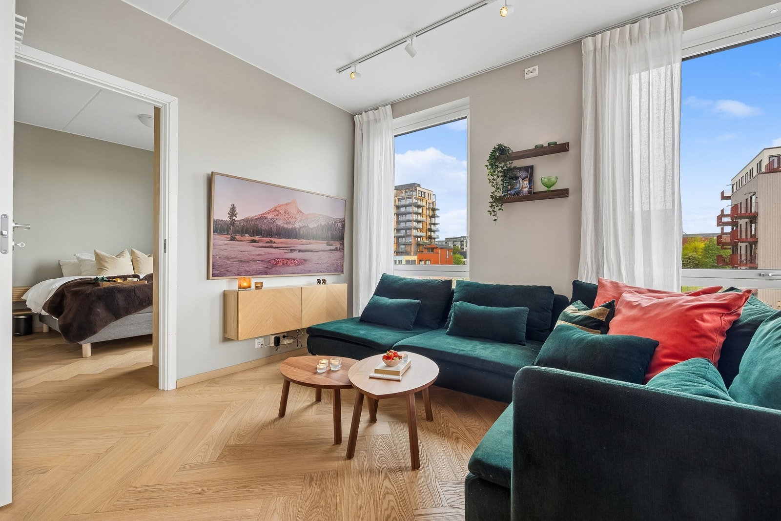 Store vindusflater slipper inn rikelig med naturlig lys. Galleribilde
