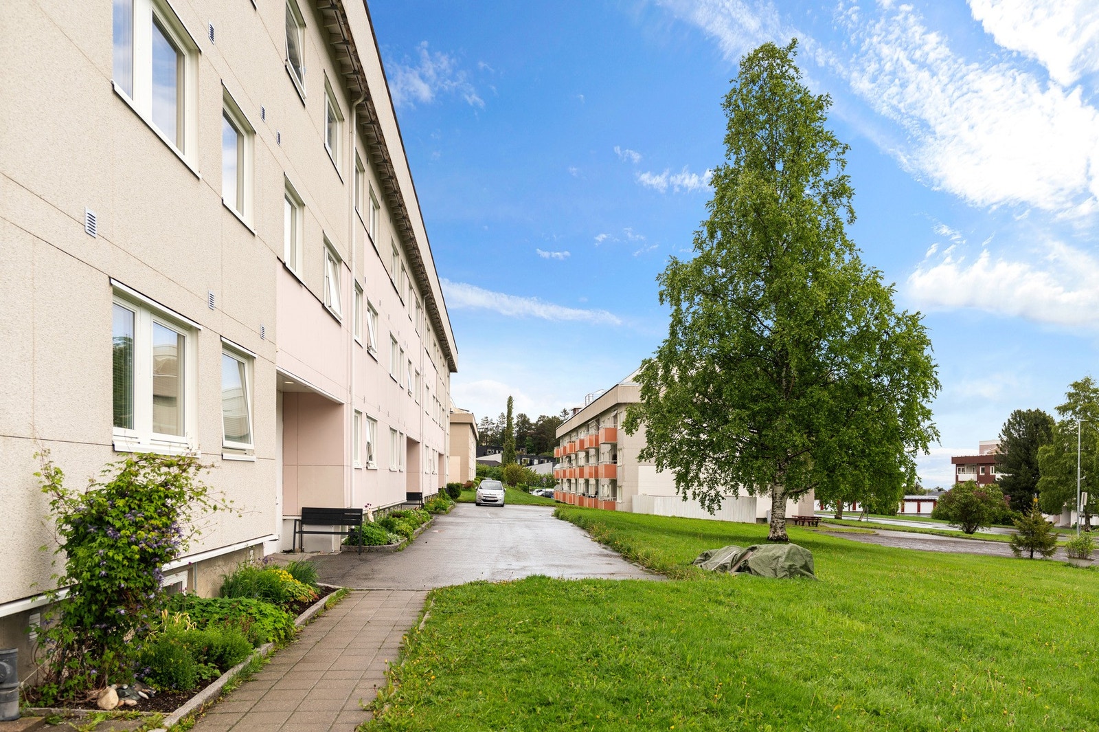 Borettslaget har egne elbil-ladere, og det er mulig å søke om parkeringsplass. Galleribilde