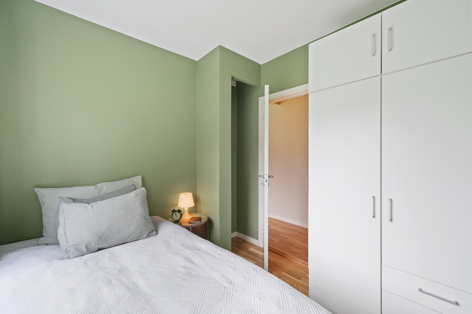 På soverommet følger integrerte garderobe med handelen. Galleribilde