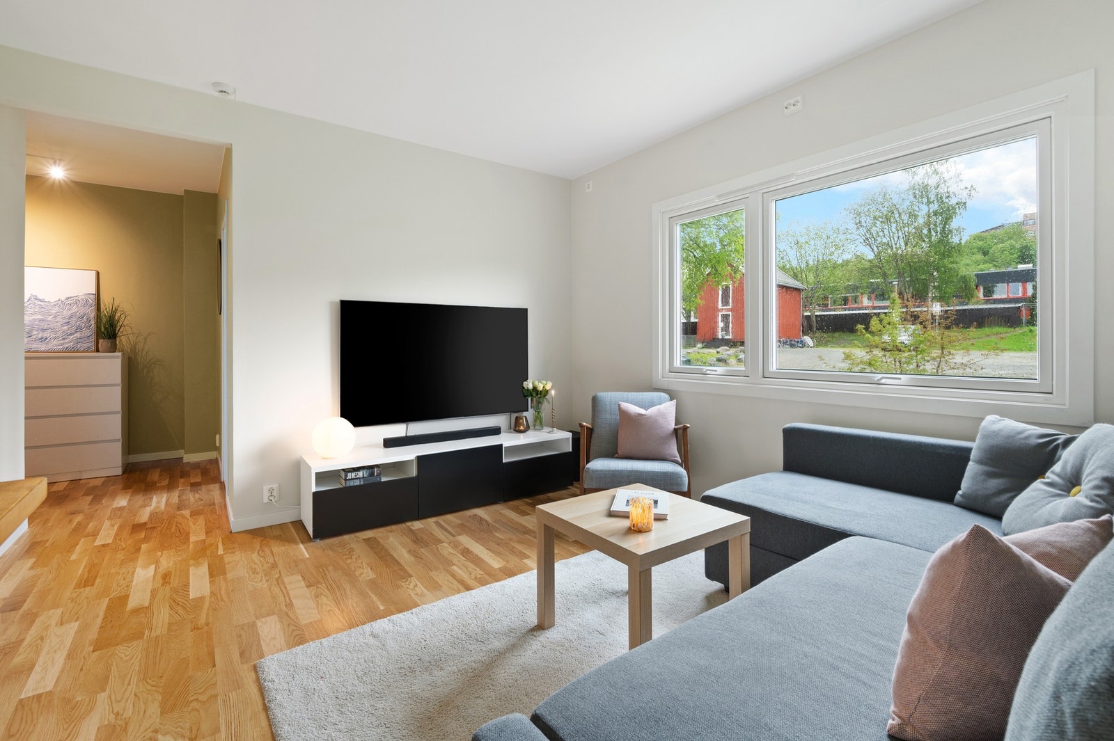Stor delikat stue med gode muligheter for etablering av sosiale soner. Galleribilde