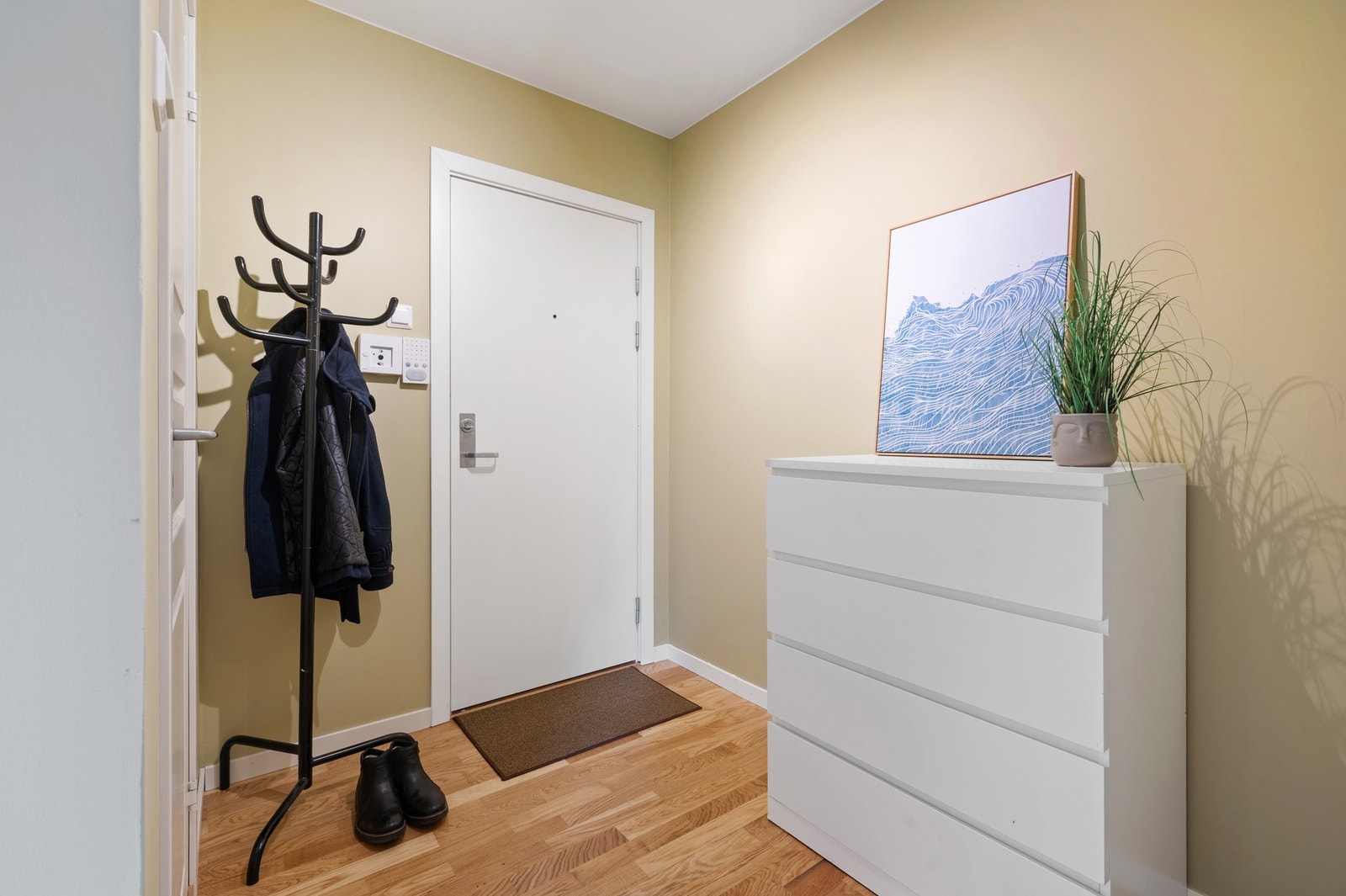 Velkommen inn! I tillegg til gode oppbevaringsmuligheter i entréen har du en stor bod i kjeller på 8 kvm som du disponerer. Galleribilde