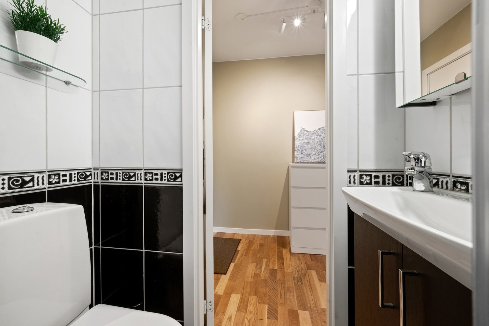 Badet fikk ny innredning, dusjkabinett og WC tilbake i 2019. Galleribilde