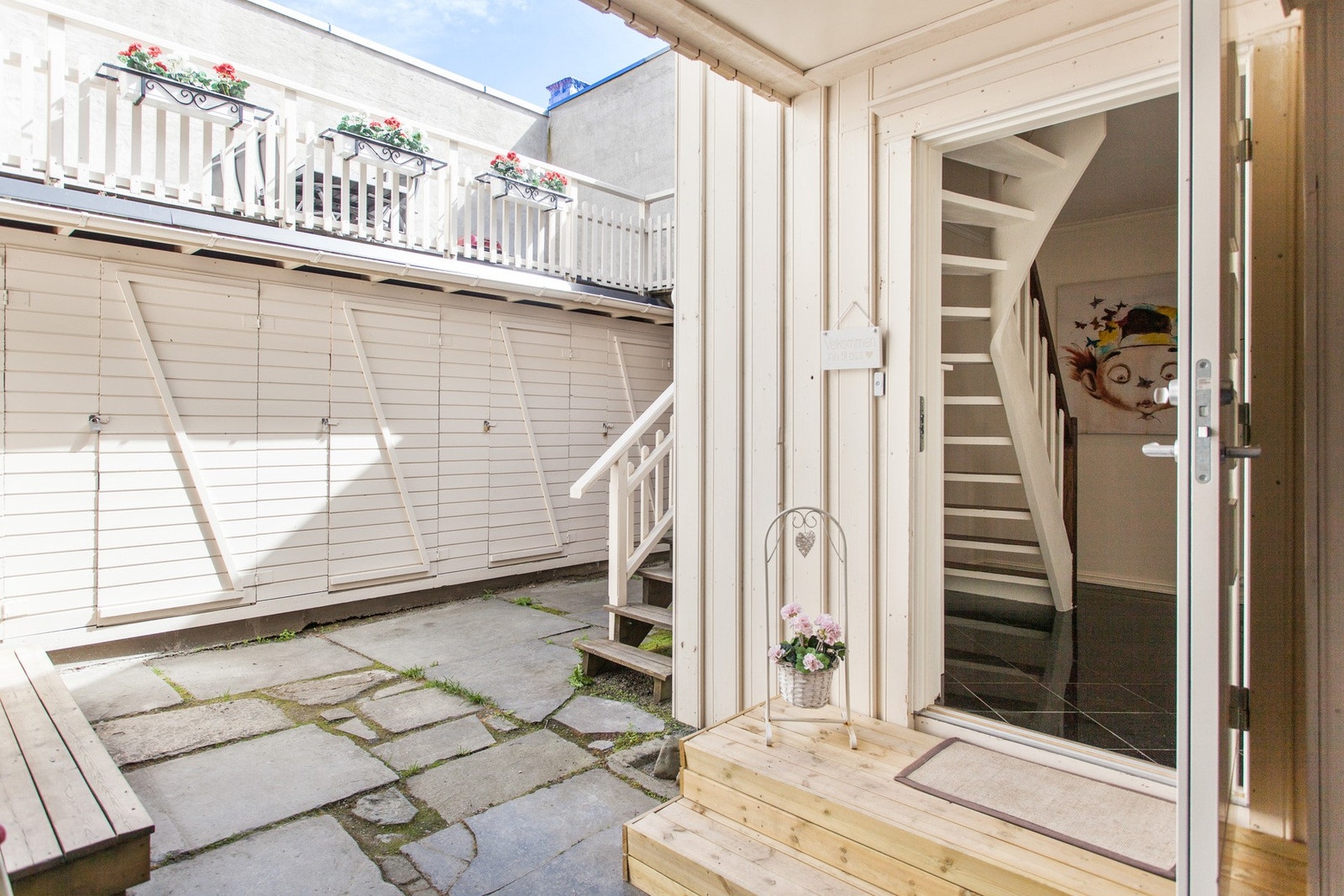 Privat inngang fra gårdsrom, hvor man også tilgang på felles terrasse. NB! Bilder fra boligen er hentet fra tidligere oppdrag, og det kan avvike fra hvordan leiligheten fremstår i dag. Det oppfordres som alltid å besiktige bolig på visning ved interesse. Galleribilde