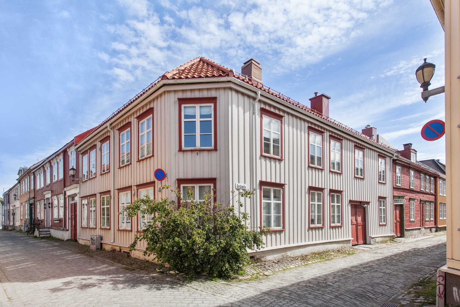 Bygget ligger i krysset av Drillveita og Holstveita. Ingen av disse er trafikkerte gater. Galleribilde