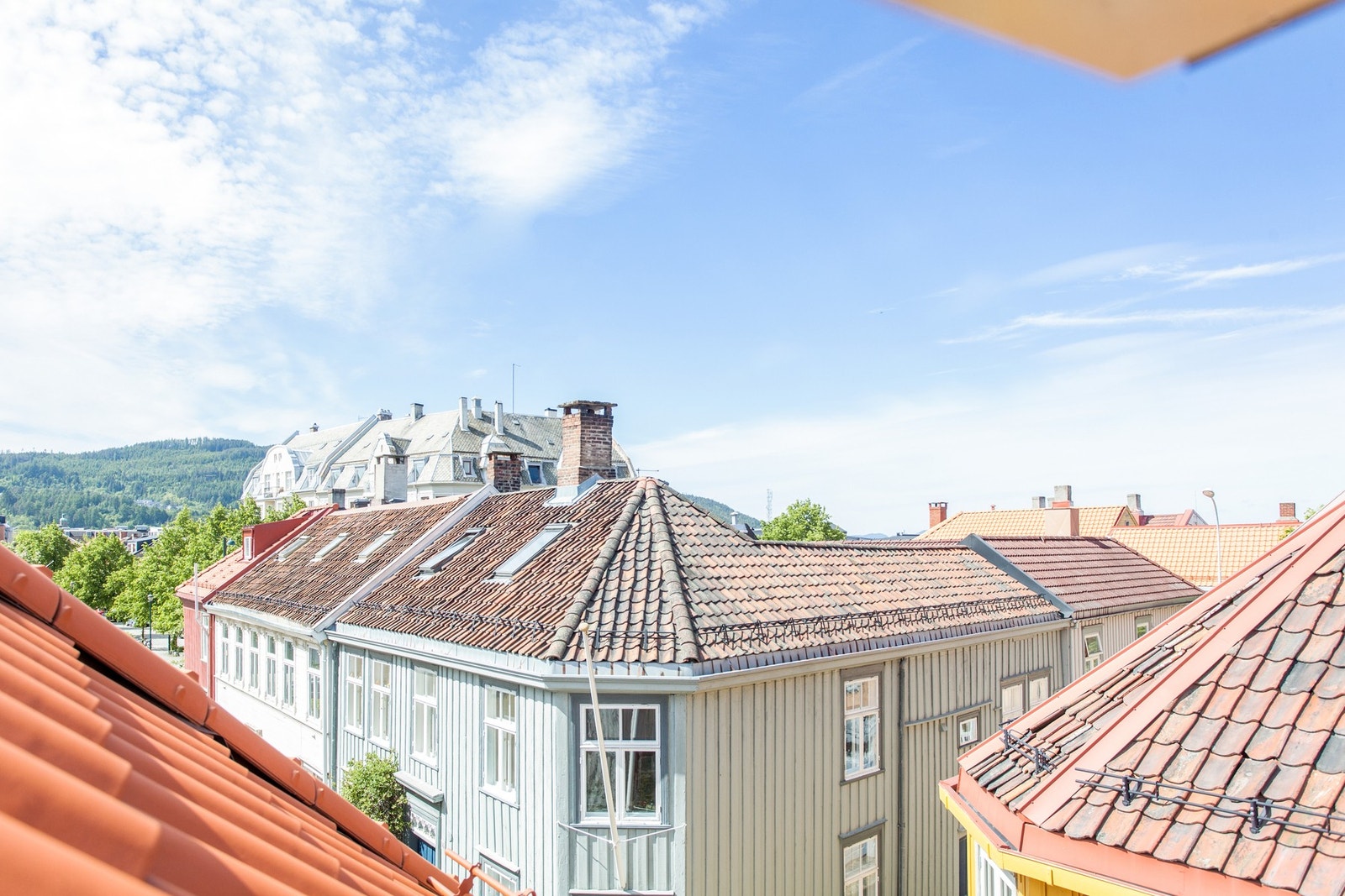 Utsikt fra takvindu på disp.rommet på loftet. Galleribilde