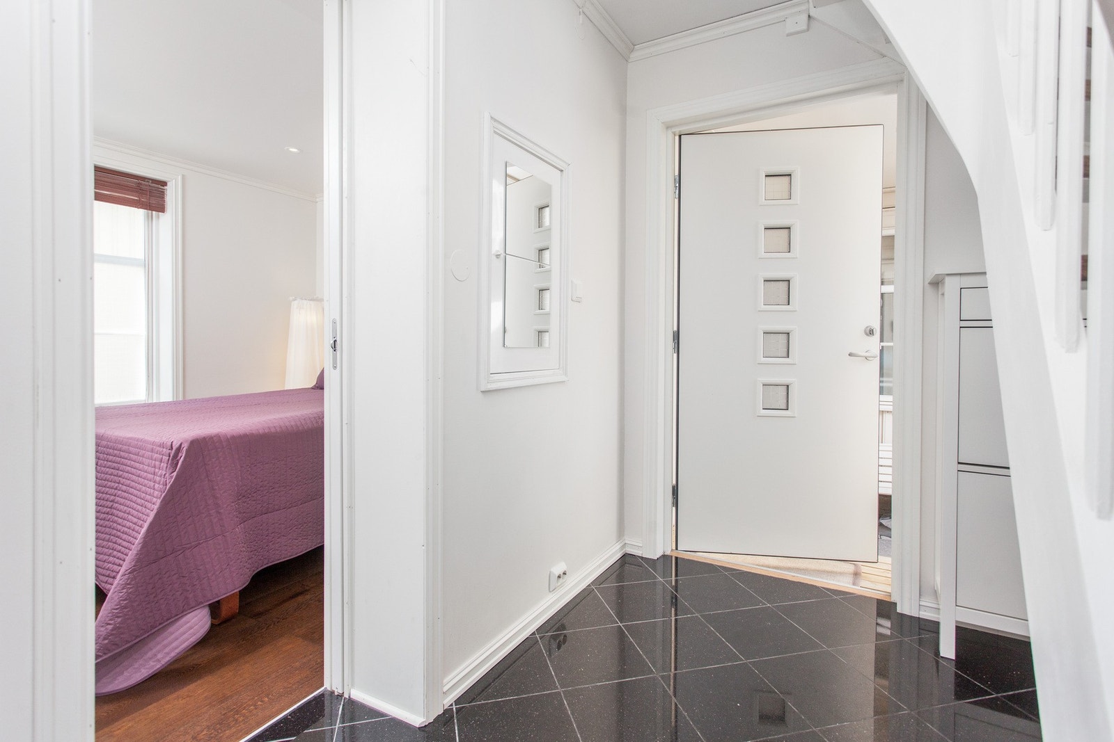 Enkel og privat adkomst via egen inngang fra byggets bakgård. Flislagte gulvflater og en smakfull fremtoning med dimbare spotter i taket og belysning i trappetrinn. Galleribilde
