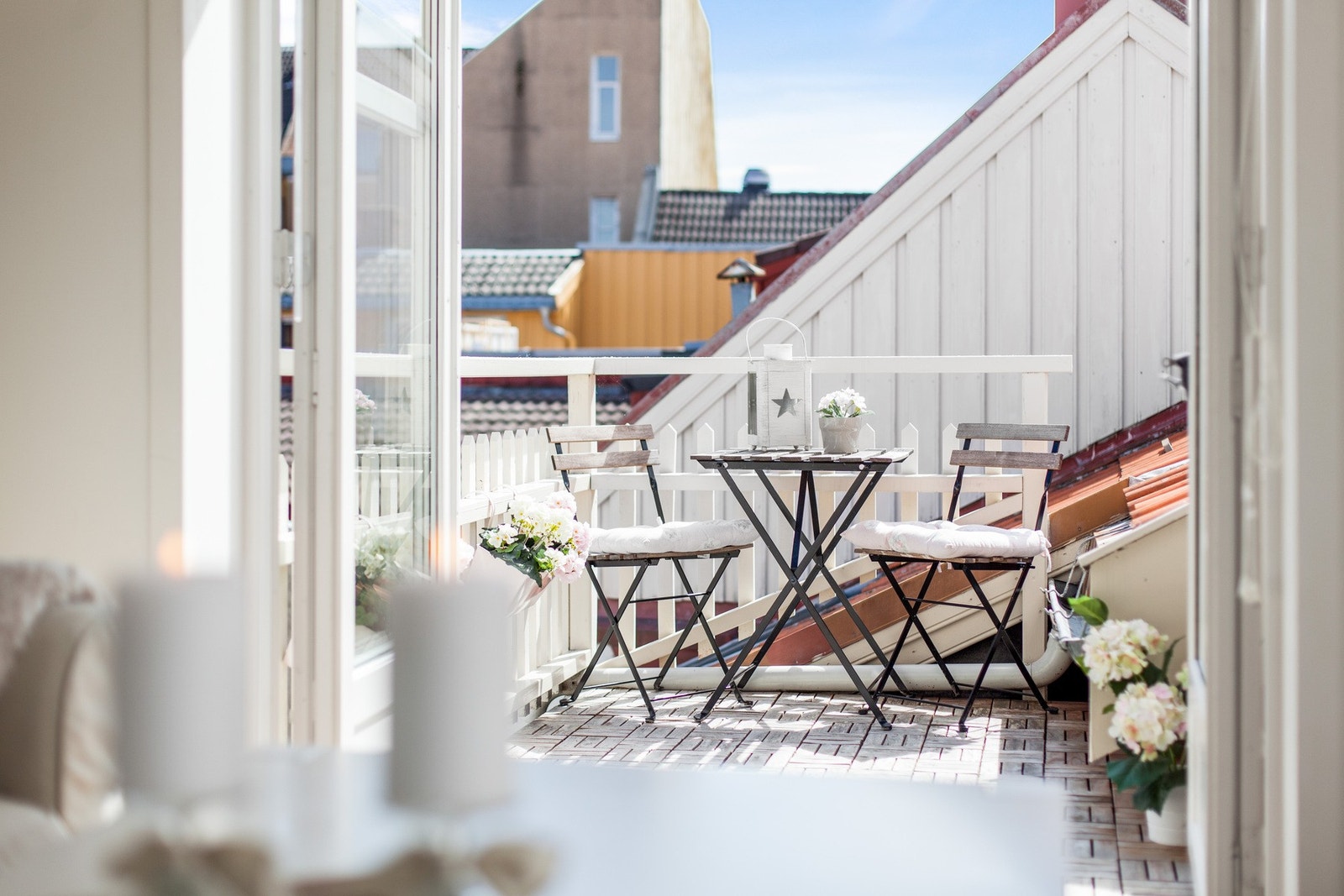 Privat terrasse utenfor stuen med gode solforhold fra ca. kl. 13-22 på sommerstid. Galleribilde