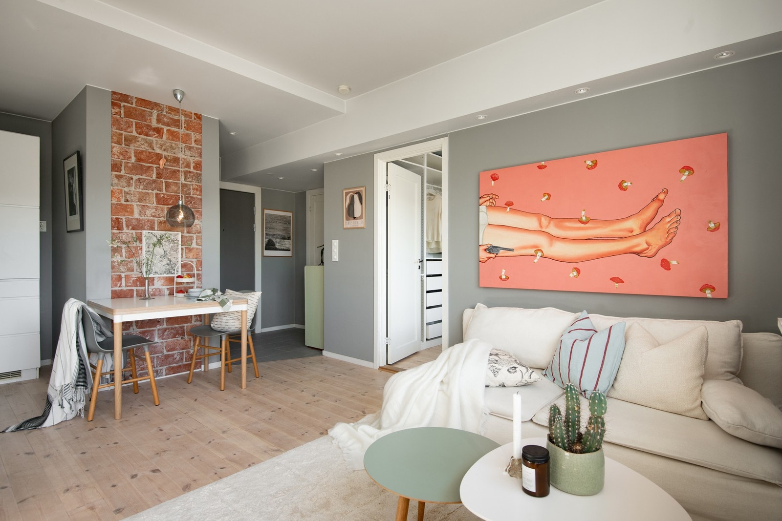 Det er god plass til både spisebord i tilknytning til kjøkkenet, samt sofagruppe, stol, stuebord og TV-benk i stuedelen. Galleribilde