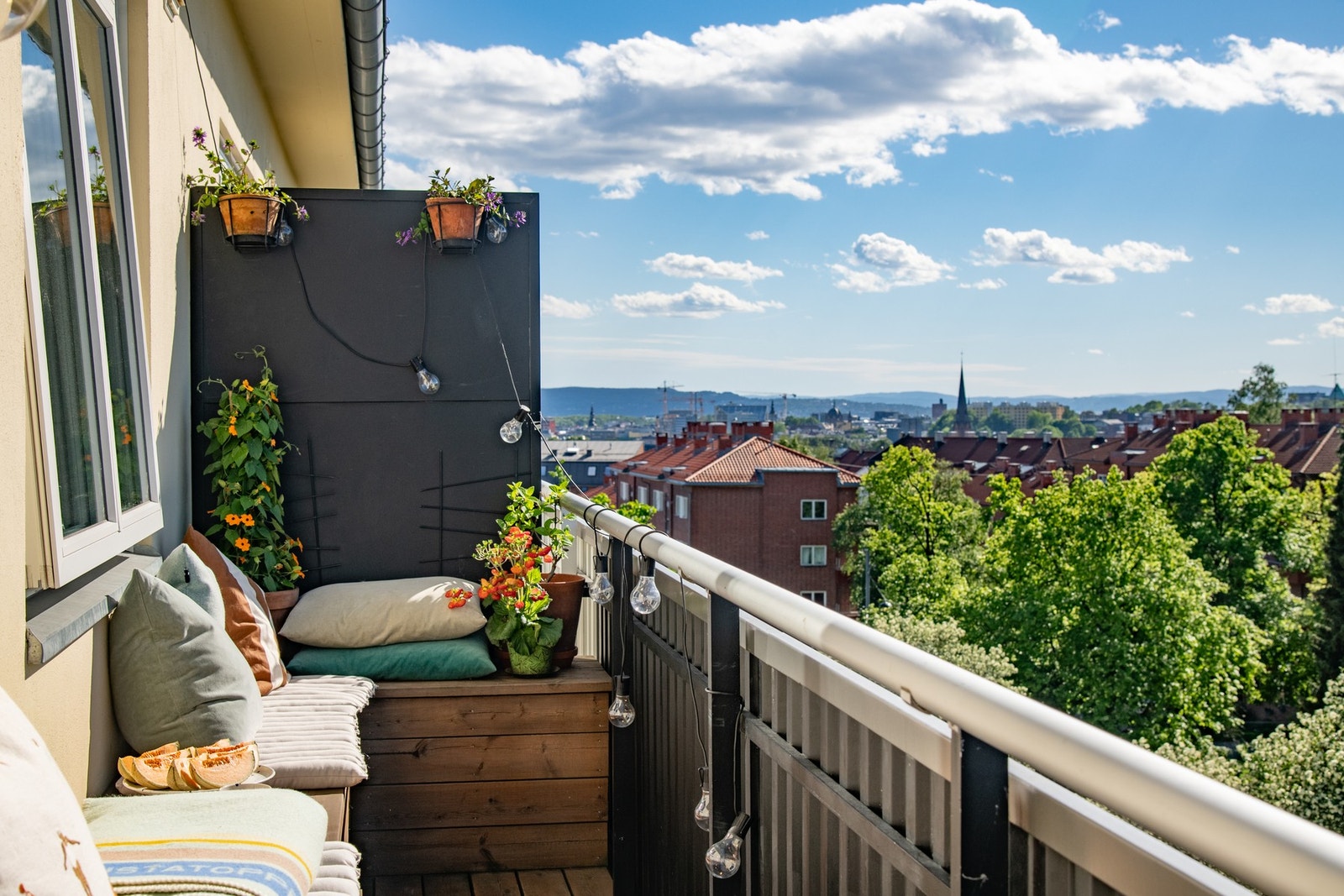 Her bor du høyt og fritt med nydelig lysinnslipp, frodig utsyn og en rolig atmosfære. Galleribilde