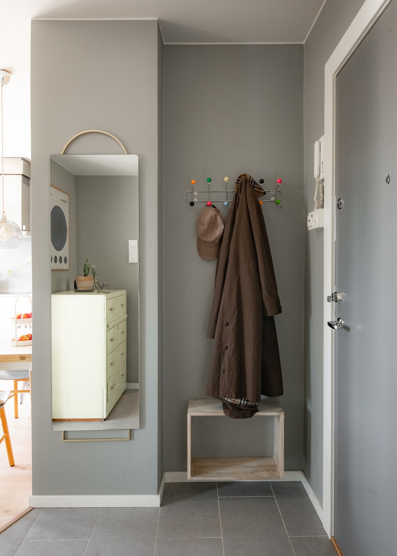 Entréen ønsker velkommen med et lyst og moderne uttrykk, og gir et svært godt førsteinntrykk av boligen. Galleribilde