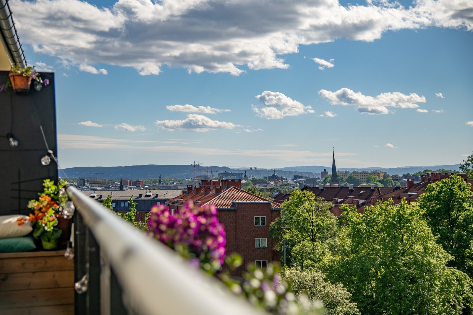 Balkongen er et perfekt sted for lange sommerdager med utsikt mot grønne omgivelser. Galleribilde