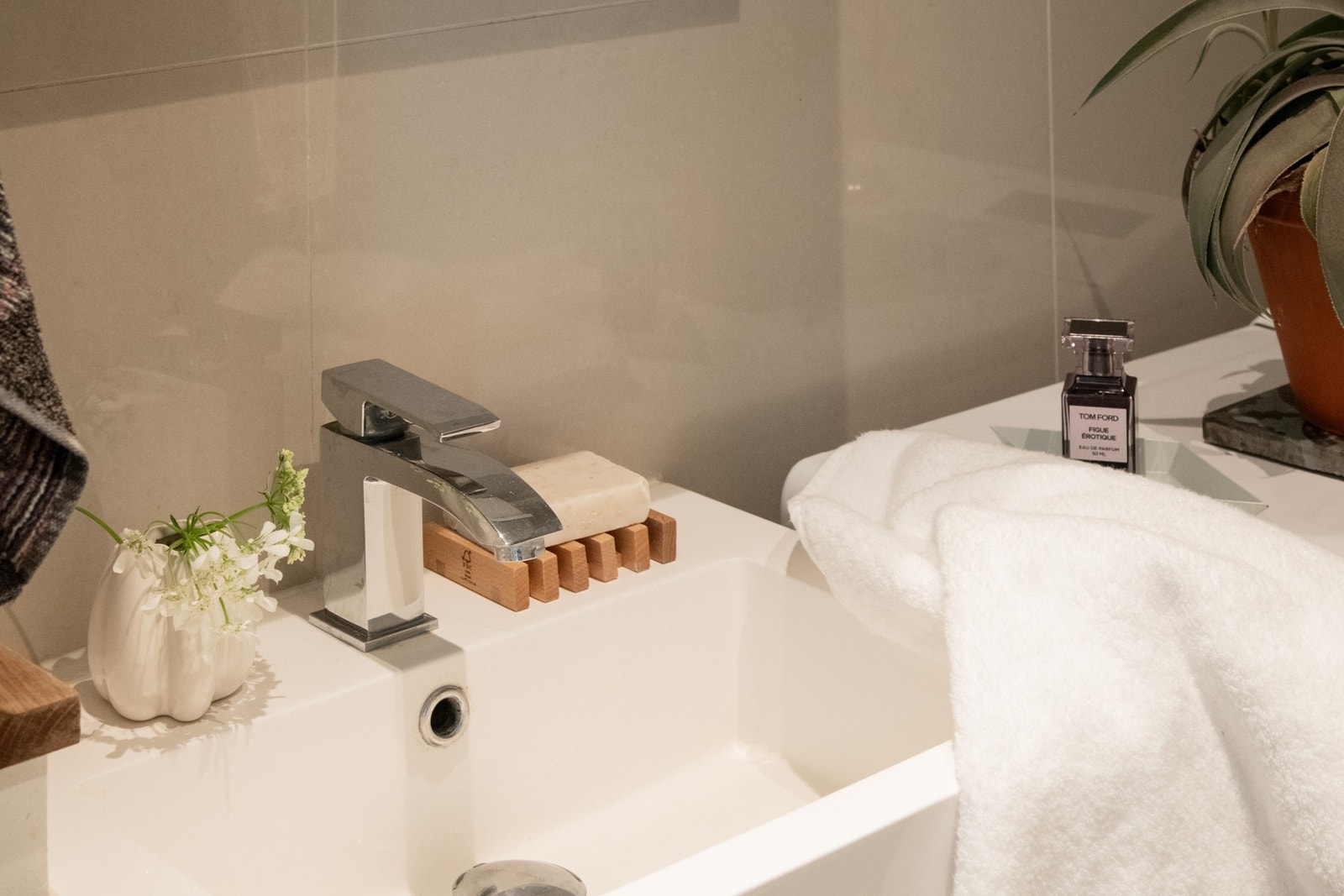 Badet er innredet med baderomsinnredning med praktiske skuffer og nedfelt servant, toalett samt dusjhjørne med sammenleggbare dusjvegger. Galleribilde