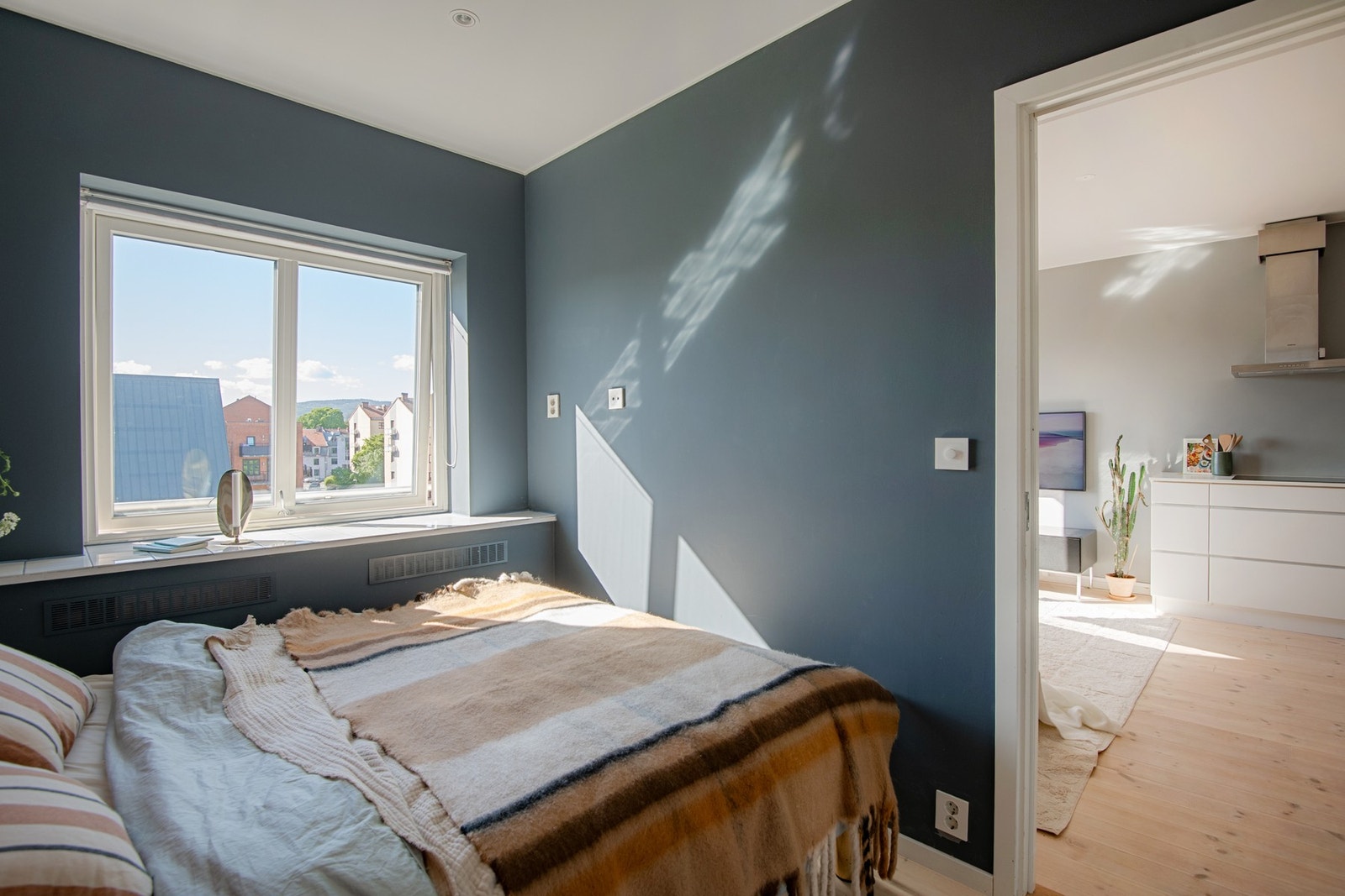 Soverommet har god plass til dobbeltseng med tilhørende nattbord, samt mulighet for stort garderobeskap langs den ene veggen. Galleribilde