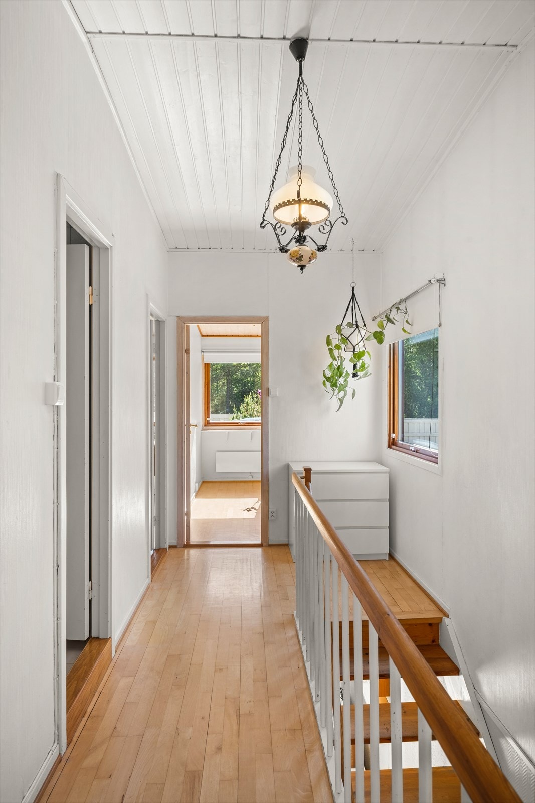 Fra toppen av trappen ser man gjennom gangen mot soverom 3. Galleribilde