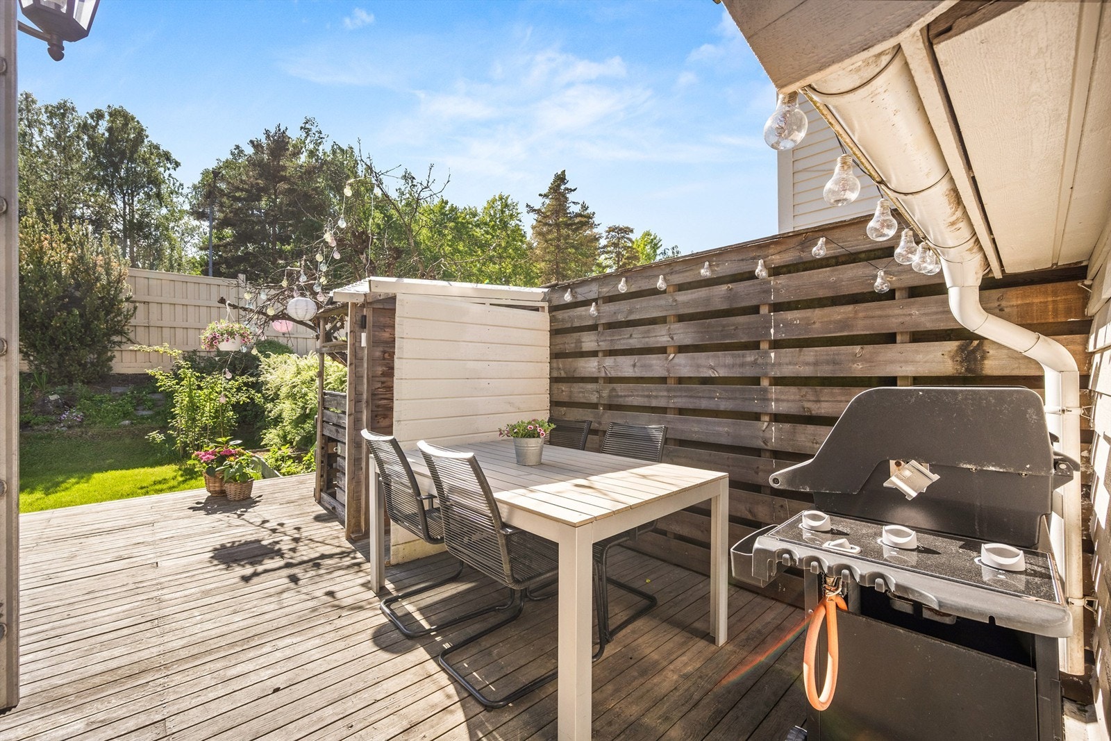 Uteplassen har flere soner, med plass til både spisebord og grill. Galleribilde
