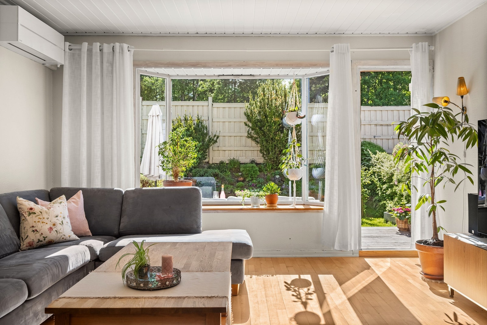 Store vindusflater og dør mot hagen slipper inn rikelig med dagslys. Galleribilde