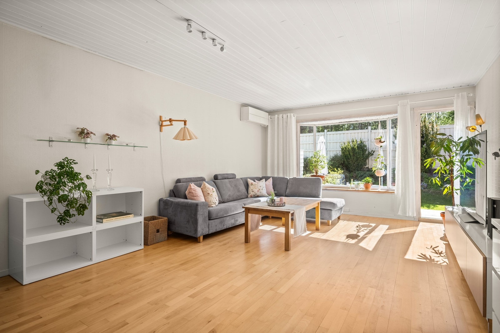 Fra stuen er det direkte utgang til en stor terrasse og den private hagen. Galleribilde