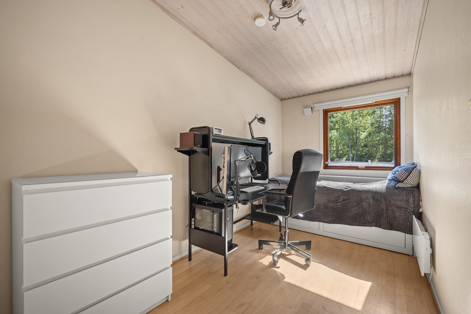 Det andre soverommet passer godt som barnerom, gjesterom eller kontor. Fint utsyn mot skogholtet på andre siden av veien. Galleribilde