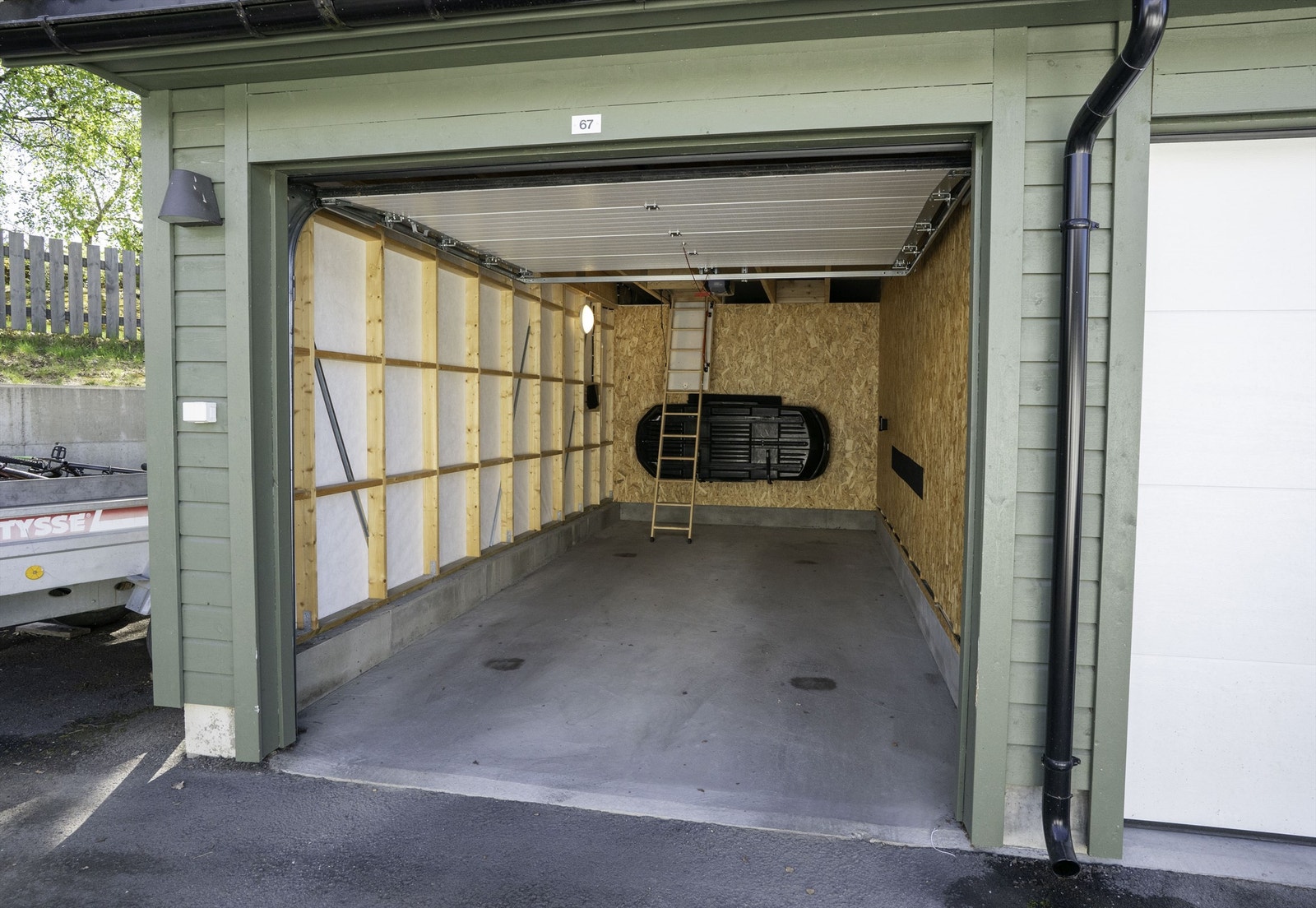 Garasjen er fra 2022 og har elektrisk leddport og en praktisk hems for ekstra lagring. Galleribilde
