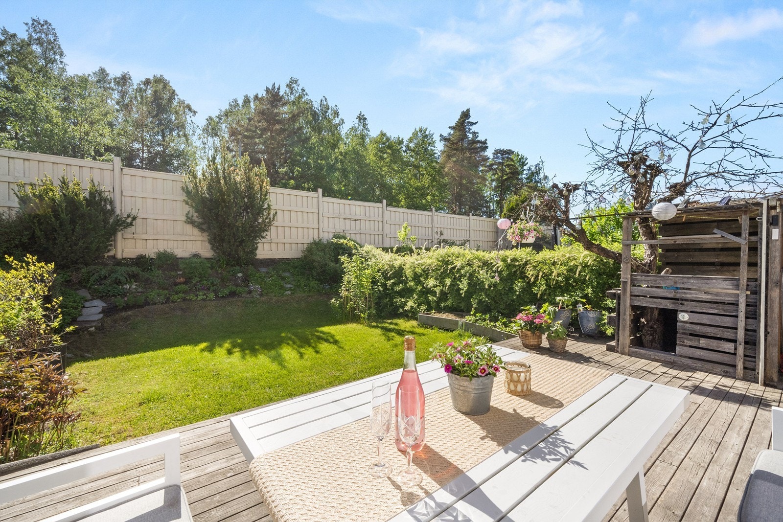 Den private hagen er skjermet og har en stor terrasse i trekonstruksjon på 34 m². Galleribilde
