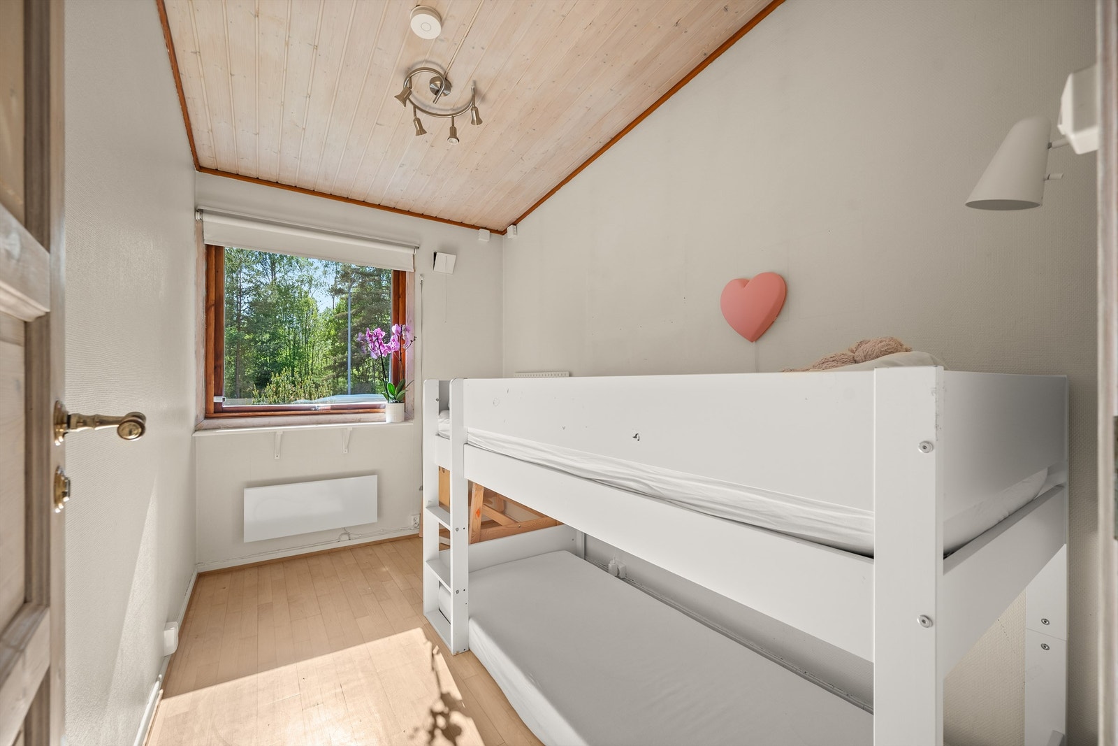 Det tredje soverommet har en arealeffektiv utforming med plass til seng og oppbevaring, og vender samme vei som soverom 2. Galleribilde